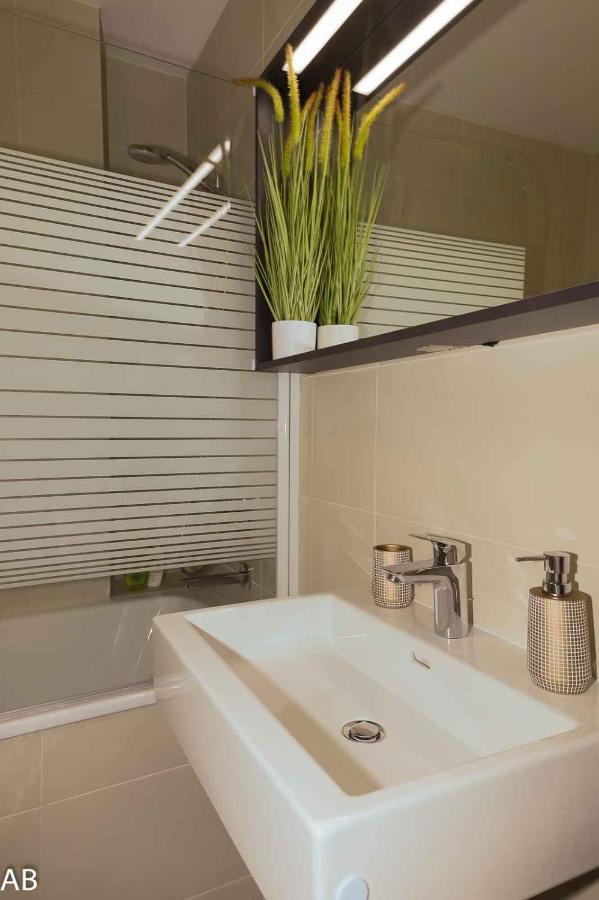 וינה Superior Apartment & Rooftop Pool מראה חיצוני תמונה