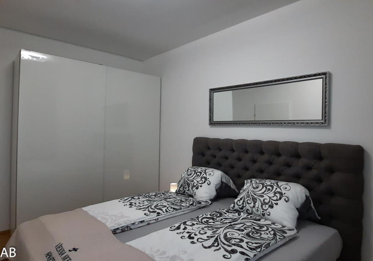 וינה Superior Apartment & Rooftop Pool מראה חיצוני תמונה
